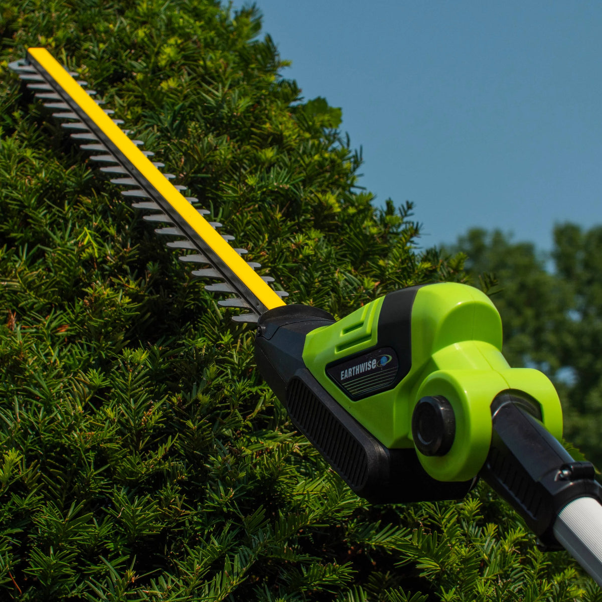 Earthwise LPHT12022 20" Cordless Electric 20 Volt Pole Hedge Trimmer (2Ah Battery and Charger Include)