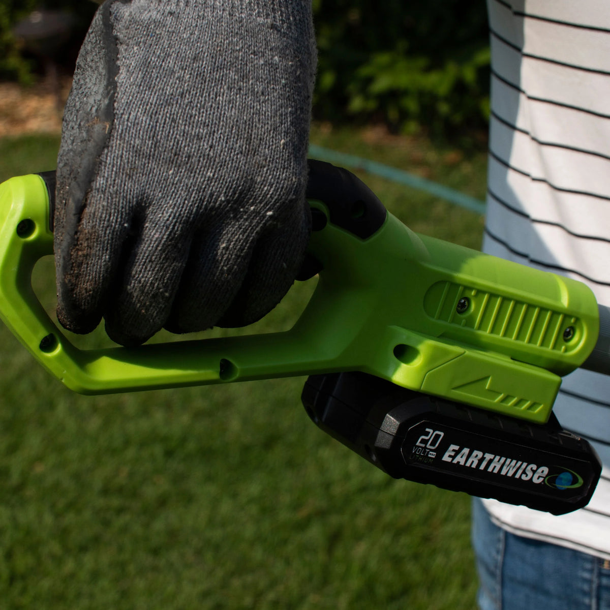 Earthwise LPHT12022 20" Cordless Electric 20 Volt Pole Hedge Trimmer (2Ah Battery and Charger Include)