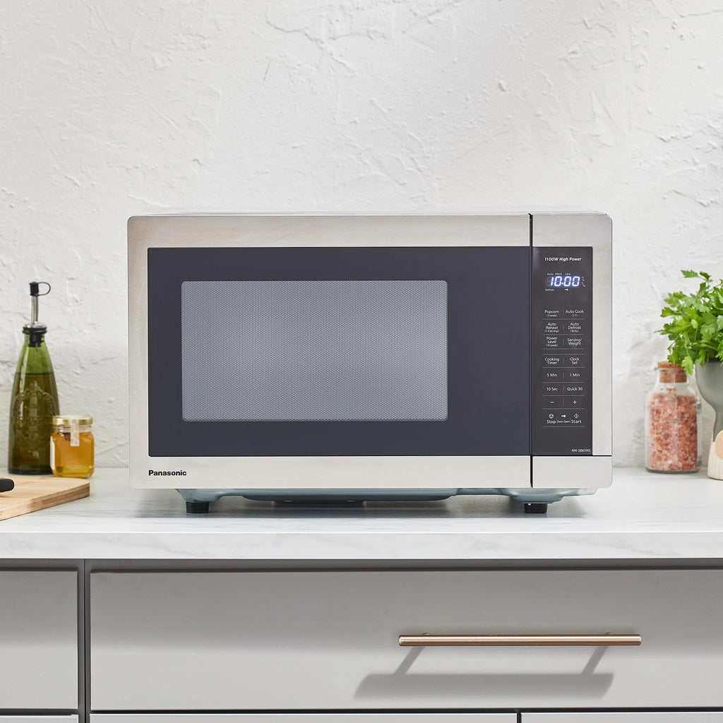 Panasonic 1.3 cu ft Countertop Microwave Oven in Glass Door