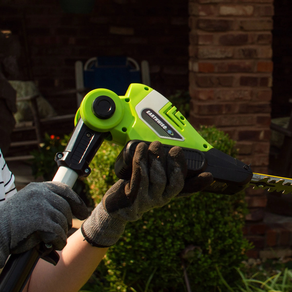 Earthwise LPHT12022 20" Cordless Electric 20 Volt Pole Hedge Trimmer (2Ah Battery and Charger Include)